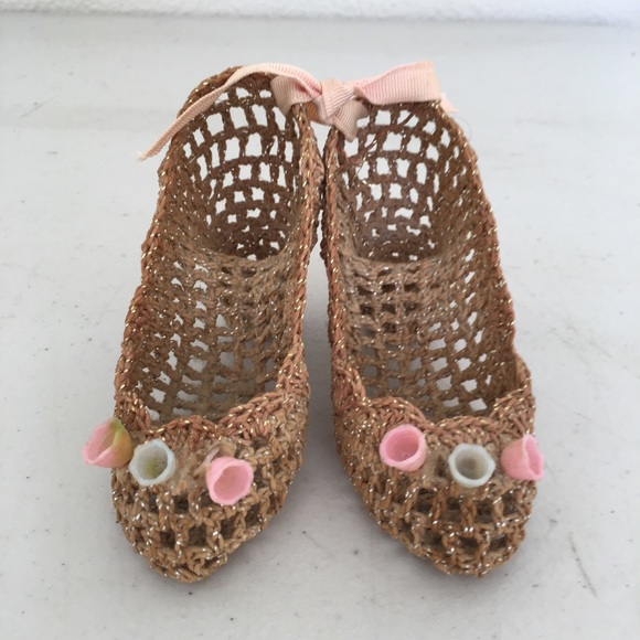 VINTAGE HAND CROCHET LITTLE SHOES. - Picture 2 of 5